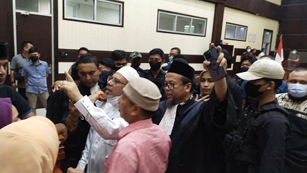 Berita Foto: Para Aktivis Islam Hadiri Sidang Vonis Ustadz Farid Okbah DKK Untuk Beri Dukungan Moral